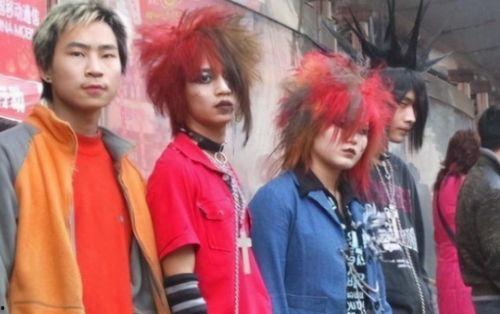 杀马特热门话题英文,Riding the Wave of the Hipster Trend: A Look into the Popularity of the 'Chop Suey' Hair Style
