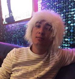 杀马特热门话题英文,Riding the Wave of the Hipster Trend: A Look into the Popularity of the 'Chop Suey' Hair Style