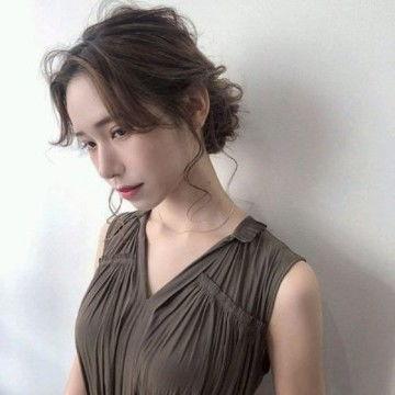 女发型师热门话题英语,Top Trends in Women's Hair Styling: A Glimpse into the Latest Hair Fashion for Female Hairdressers