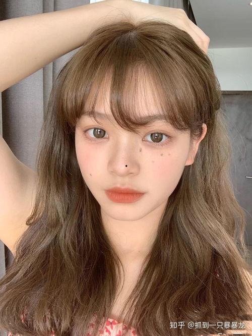 白头发的热门话题女生