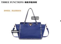 时尚单肩包热门话题英语,Top Trends in Fashion: Exploring the Hottest Shoulder Bag Styles